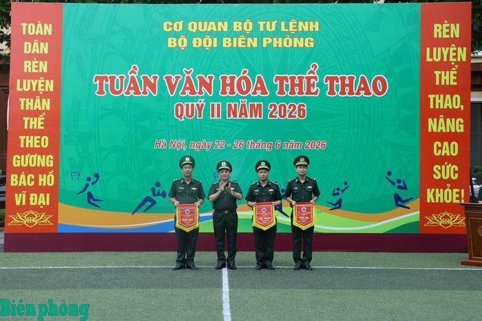 Thiếu tướng Đỗ Ngọc Cảnh, Cục trưởng Cục Phòng, chống ma túy và tội phạm Bộ đội Biên phòng trao giải cho các đội thi môn bóng chuyền. Ảnh: Ngọc Lâm