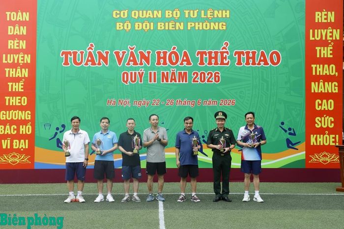 Thiếu tướng Hoàng Hữu Chiến trao giải cho các vận động viên thi đấu nội dung Cúp Pickleball cấp Cục. Ảnh: Ngọc Lâm