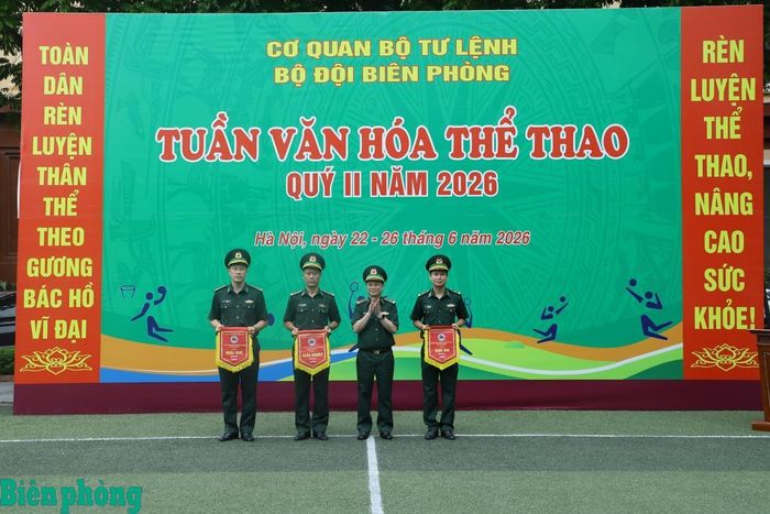 Đại tá Hoàng Ngọc Linh, Phó Cục trưởng Cục Trinh sát Bộ đội Biên phòng trao giải cho các đội thi môn kéo co. Ảnh: Ngọc Lâm