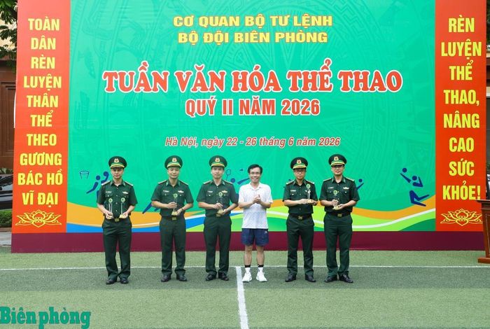 Thiếu tướng Vũ Quốc Ân trao giải cho các vận động viên thi đấu nội dung Pickleball phong trào. Ảnh: Ngọc Lâm