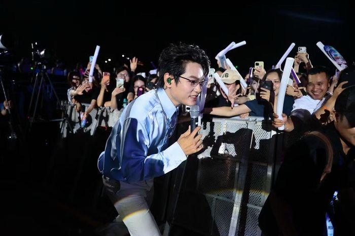 Rời sân khấu chính, buitruonglinh bất ngờ bước xuống khu vực fanzone để hát gần hơn với khán giả. Nam ca sĩ vừa biểu diễn vừa cúi người chào hỏi, bắt tay người hâm mộ ở hai bên hàng rào. Khoảng cách giữa nghệ sĩ và khán giả xóa nhòa trong tiếng reo hò kéo dài suốt quãng đường di chuyển.