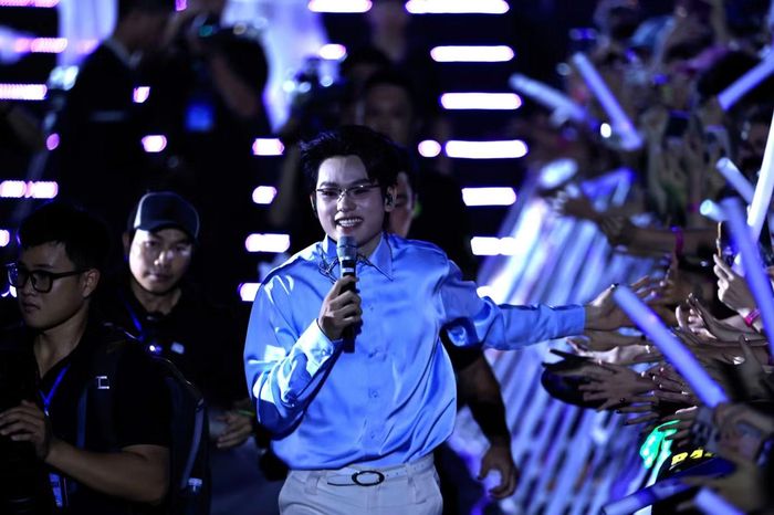 Tiếp tục di chuyển dọc khu vực fanzone, anh nắm tay, chạm tay và giao lưu với người hâm mộ. Hàng nghìn cánh tay vươn về phía nam ca sĩ, trong khi nhiều khán giả tranh thủ ghi lại khoảnh khắc bằng điện thoại. Bầu không khí sôi động kéo dài đến những phút cuối phần trình diễn.