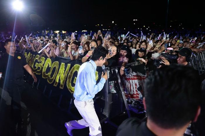 Khu vực sát sân khấu phủ kín những tấm banner, lightstick và tiếng hò reo của người hâm mộ dành cho anh. Khi nam ca sĩ tiến đến gần, nhiều khán giả không giấu được sự xúc động, gọi tên thần tượng và hát theo từng câu trong các ca khúc quen thuộc.