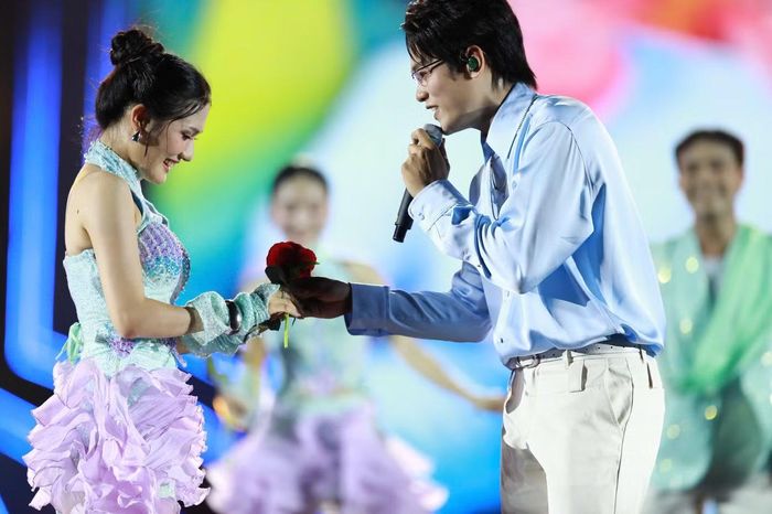 Sân khấu lãng mạn hơn khi bản hit đầu đời Đường tôi chở em về của buitruonglinh vang lên. Hình ảnh nam ca sĩ trao hoa cho bạn diễn tái hiện những khoảnh khắc ngọt ngào gắn liền ca khúc, khiến nhiều khán giả thích thú và cổ vũ nhiệt tình. Đây cũng là tiết mục khép lại chuỗi ba sáng tác do chính anh chấp bút.