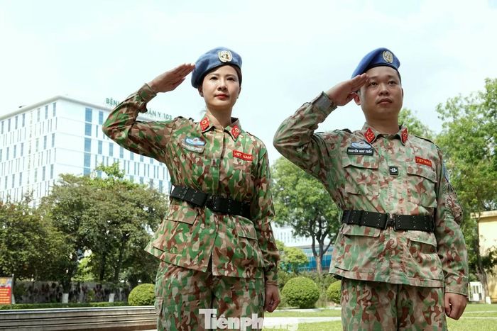 Đại úy Nguyễn Như Tuấn và Thượng úy quân nhân chuyên nghiệp Nguyễn Thu Trang đều quyết tâm thực hiện tốt nhất nhiệm vụ lần này.