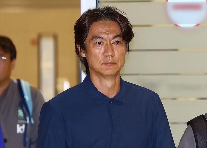 HLV Hong Myung-bo theo sau với vẻ mặt nặng nề