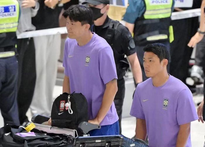 Kim Min-jae và Hwang Hee-chan trầm tư trong ngày trở về