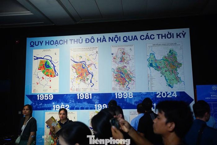 "Nhà tôi có khả năng phải di dời do gần ga Metro đoạn đi qua Đại Cồ Việt, nếu có quy hoạch chi tiết sớm thì rất tốt để người dân có phương án chuẩn bị", ông Hưng chia sẻ.