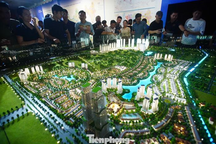 Quy hoạch xác định lấy quan điểm xây dựng thủ đô “Văn hiến - Văn minh - Hiện đại - Hạnh phúc”, con người làm trung tâm, với cấu trúc không gian phát triển theo mô hình “đa tầng, đa lớp, đa cực, đa trung tâm”, lấy sông Hồng làm trục cảnh quan sinh thái - văn hóa chủ đạo.