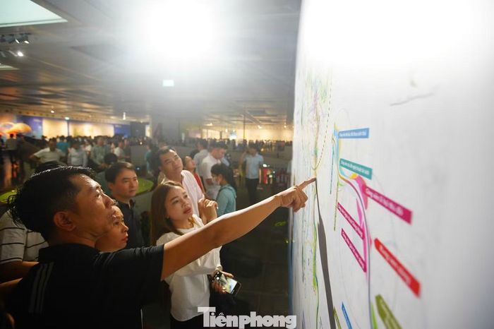  Ông Đỗ Mạnh Hưng (phường Bạch Mai) ấn tượng nhất với loạt tuyến Metro của Hà Nội, nếu hoàn thiện, giao thông Hà Nội sẽ thay đổi hoàn toàn. Tuy nhiên, ông Hưng cũng kiến nghị cần sớm có quy hoạch chi tiết và cũng công khai để người dân nắm bắt được. 