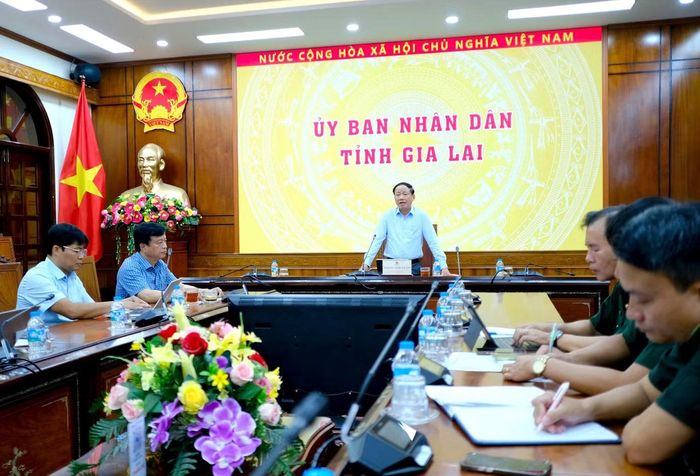 Chủ tịch UBND tỉnh Gia Lai Phạm Anh Tuấn chỉ đạo tại buổi họp.
