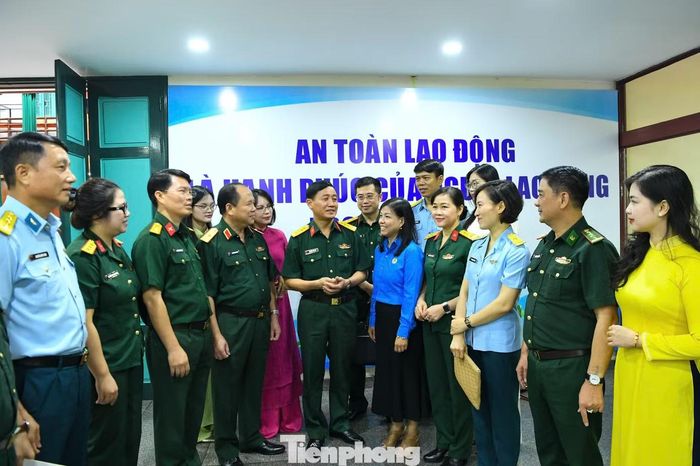 Các đại biểu trao đổi tại chương trình phát động cuộc thi.