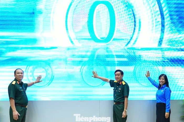 Lãnh đạo Ban Công đoàn Quốc phòng, Báo Quân đội nhân dân và Ban Quan hệ Lao động (Tổng Liên đoàn Lao động Việt Nam thực hiện nghi thức phát động cuộc thi.