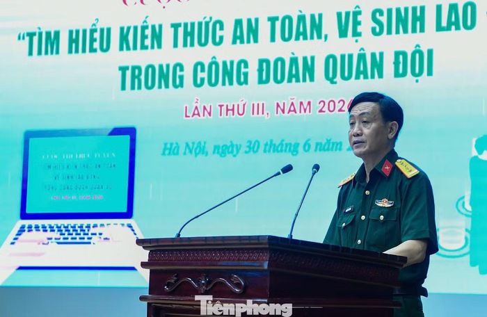 Đại tá Nguyễn Văn Đề - Trưởng Ban Công đoàn Quốc phòng, phát biểu phát động cuộc thi.