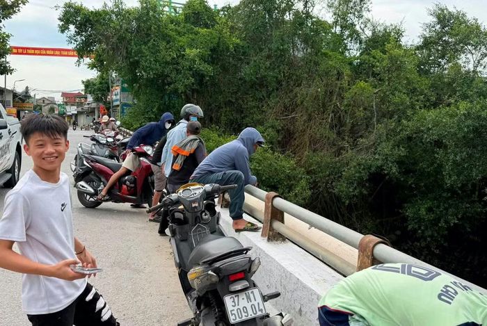 Rất đông người dân hiếu kỳ theo dõi sự việc.