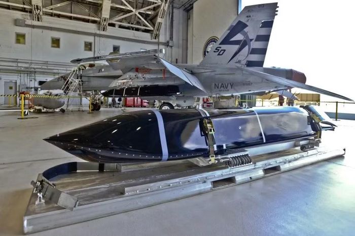 Tên lửa LRASM nằm dưới cánh một chiếc máy bay tiêm kích F/A-18. Ảnh: Hải quân Mỹ.