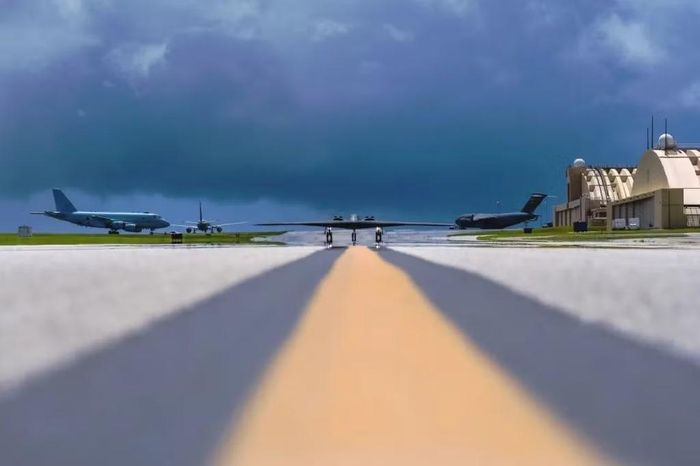 Máy bay ném bom B-2 cùng các máy bay khác tại căn cứ không quân Andersen trên đảo Guam. Ảnh: Không quân Mỹ.