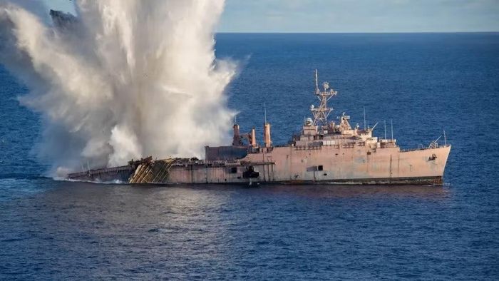 Tàu USS Juneau cũ (đã loại biên) bị trúng ngư lôi phóng từ một tàu ngầm Nhật Bản không được tiết lộ danh tính trong cuộc diễn tập đánh chìm mục tiêu (SINKEX) thuộc khuôn khổ cuộc tập trận Valiant Shield ngày 27/6/2026. Ảnh: Hải quân Mỹ.