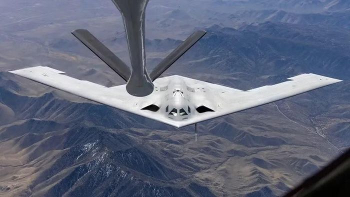 Máy bay ném bom B-21 Raider trong quá trình thử nghiệm tiếp nhiên liệu trên không. Ảnh: Không quân Mỹ.