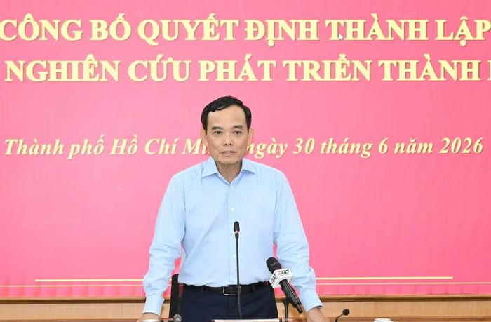 Bí thư Thành ủy TPHCM Trần Lưu Quang trao đổi tại buổi lễ. Ảnh: Việt Dũng