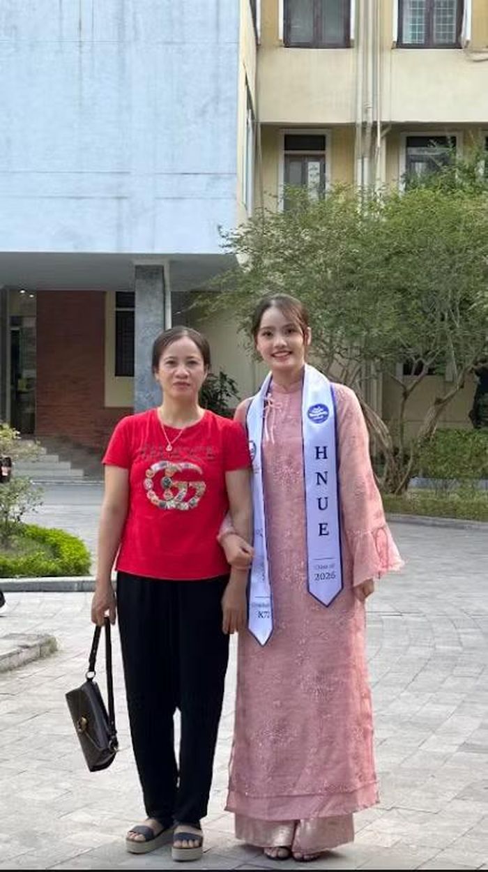 Ngọc Anh (người đứng bên phải) và mẹ. Ảnh: NVCC