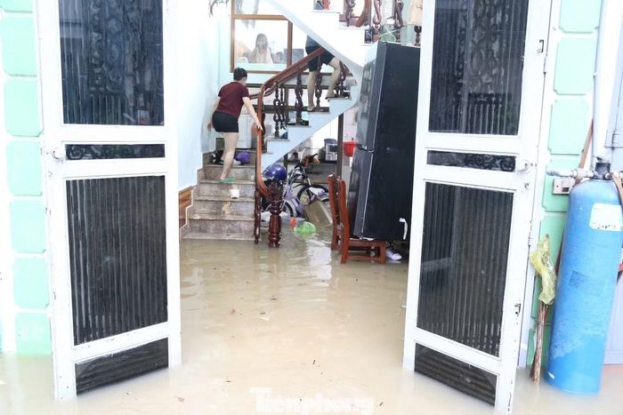 Bà Phạm Thị Thanh, Tổ trưởng tổ 1C, phường Cao Xanh, tỉnh Quảng Ninh cho biết, từ khi miệng cống thoát nước ở đầu khu dân cư được cải tạo bé lại thì nơi đây hễ mưa là ngập.