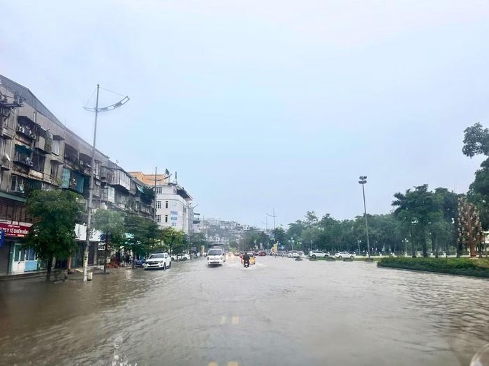 Tuyến phố chính khu vực công viên Lán Bè cũng bị ngập, khiến việc di chuyển của người dân gặp khó khăn.
