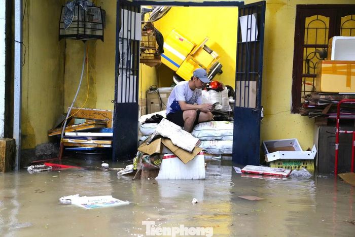 Do mưa lớn kèm miệng cống thoát nước nhỏ nên toàn bộ khu dân cư này đều trong tình trạng ngập rác và bùn bủa vây.