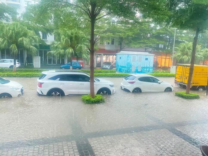 Nhiều tuyến đường trên địa bàn thành phố Hạ Long cũ bị ngập cục bộ.
