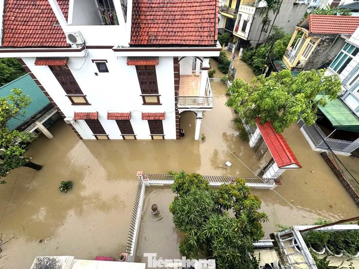 ghi nhận tại khu dân cư tổ 1C, phường Cao Xanh, tỉnh Quảng Ninh, tại đây nhiều nhà dân đã bị nước ngập vào tận bên trong từ sớm.