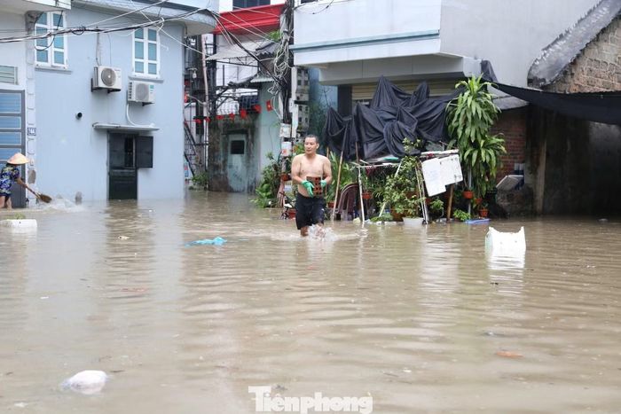 Những khu vực bị ngập nặng, người dân tập trung dùng gạch đá để chèn cửa không cho nước tràn vào nhà.