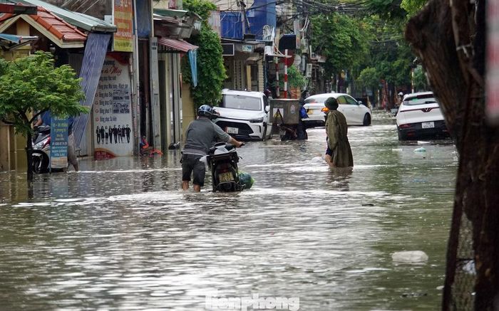 Đến trưa cùng ngày, mặc dù mưa nhỏ tuy nhiên nhiều tuyến phố trung tâm Hải Phòng vẫn ngập sâu 30-50cm. Trọng điểm như các phố: Trung Lực - Lực Hành - Trung Hành...
