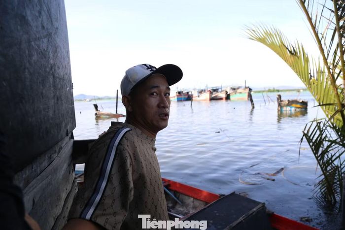 Con tàu của anh Đồng Văn Vũ bị cháy chìm xuống dưới mặt nước. Ảnh: Trương Định.