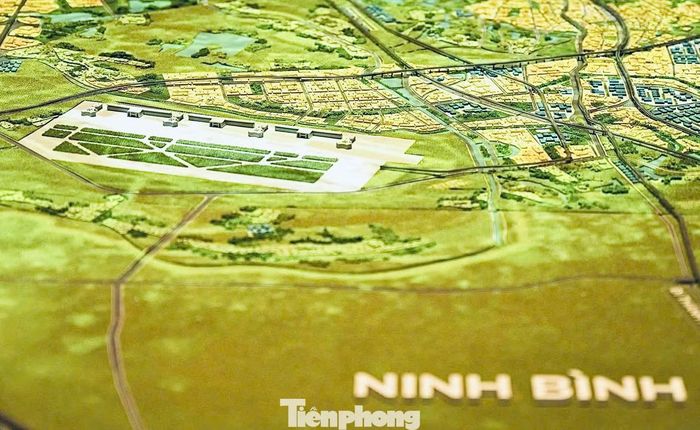 Điểm nhấn khác là quy hoạch hệ thống hàng không kép. Nội Bài được mở rộng, xây dựng sân bay quốc tế thứ hai (khu vực màu trắng) tại cửa ngõ phía Nam Hà Nội, gần với tỉnh Ninh Bình, diện tích khoảng 1.500 ha. Theo quy hoạch, từ sân bay mới vào trung tâm Hà Nội chỉ mất khoảng 15 phút nhờ hệ thống đường sắt tốc độ cao và cao tốc hướng tâm.
