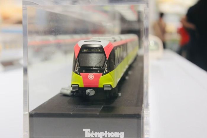 Các mô hình tàu metro cùng sơ đồ quy hoạch mạng lưới đường sắt đô thị được trưng bày, giúp người xem hình dung hệ thống giao thông công cộng tương lai của Thủ đô.