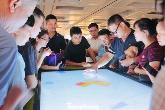  Nhiều người dân, chuyên gia quy hoạch dành thời gian trải nghiệm các màn hình tương tác, tìm hiểu vị trí các dự án hạ tầng giao thông và những thay đổi dự kiến của Hà Nội trong 100 năm tới. 