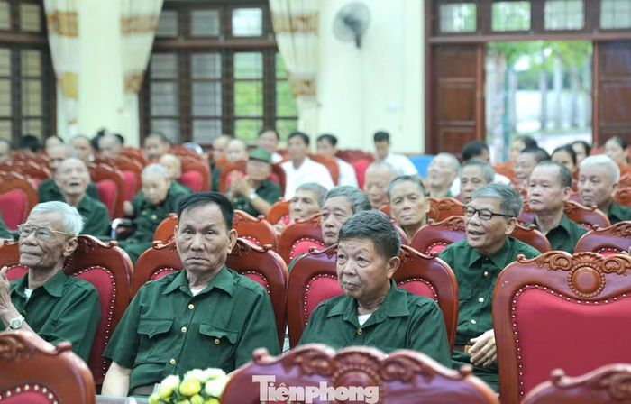 Trên những gương mặt đã hằn dấu vết của thời gian và chiến tranh vẫn ánh lên niềm vui khi nhận được sự quan tâm, động viên từ các đơn vị đồng hành.