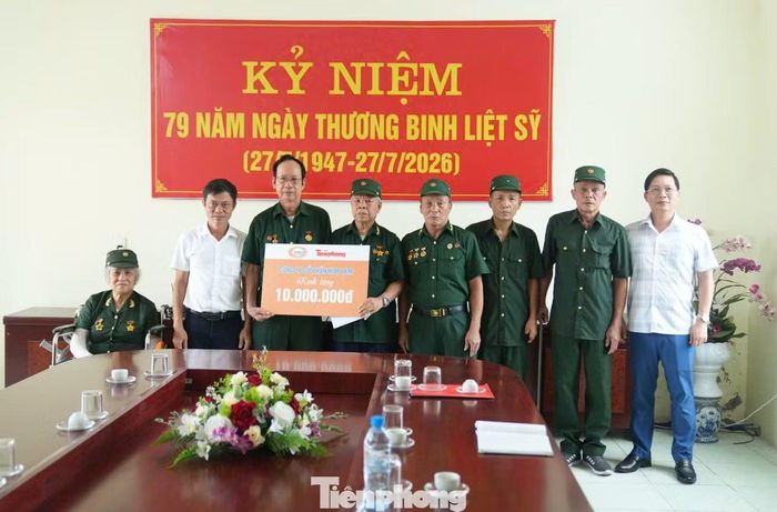 Đoàn công tác thăm hỏi, động viên và trao quà tới các thương binh, bệnh binh và người có công tại Trung tâm Điều dưỡng người có công tỉnh Hưng Yên. Trong tháng 7, với sự đồng hành của Công ty Cổ phần Him Lam, Báo Tiền Phong sẽ tiếp tục triển khai chương trình tại 13 trung tâm nuôi dưỡng thương binh, bệnh binh trên cả nước, góp phần lan tỏa truyền thống "Uống nước nhớ nguồn", "Đền ơn đáp nghĩa".