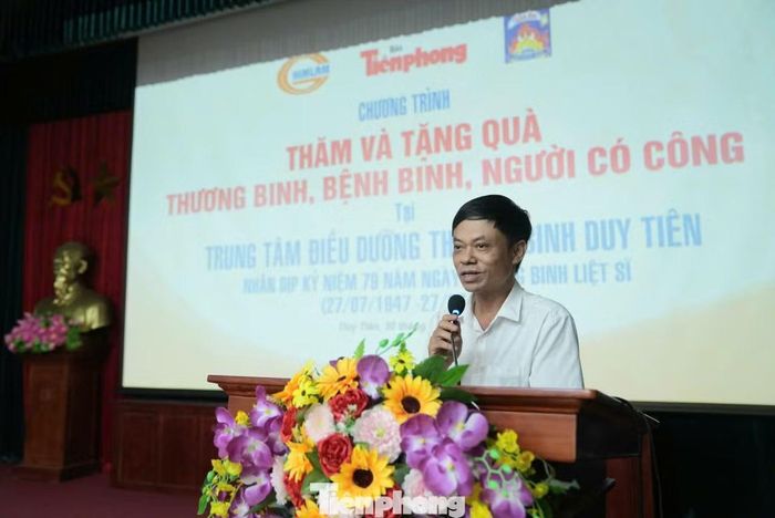 Thay mặt đoàn công tác, Nhà báo Trần Công Hùng gửi lời tri ân sâu sắc tới các thương binh, bệnh binh, khẳng định đạo lý "Uống nước nhớ nguồn" luôn được Báo Tiền Phong gìn giữ hơn 70 năm qua, đồng thời lan tỏa qua nhiều hoạt động xã hội.