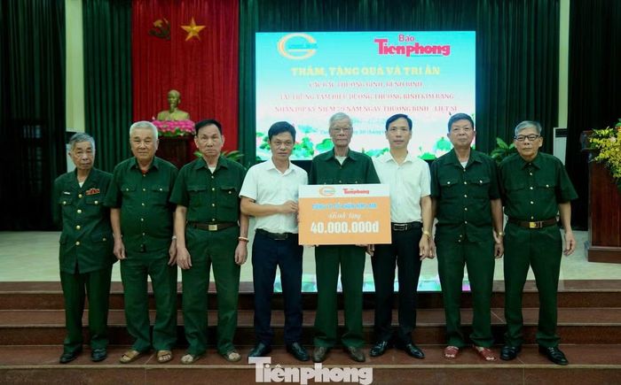Đại diện Báo Tiền Phong trao tặng 40 triệu đồng tới Trung tâm Điều dưỡng thương binh Kim Bảng nhằm góp phần chăm lo đời sống vật chất và tinh thần cho các thương binh, bệnh binh và người có công đang được điều dưỡng tại đây.
