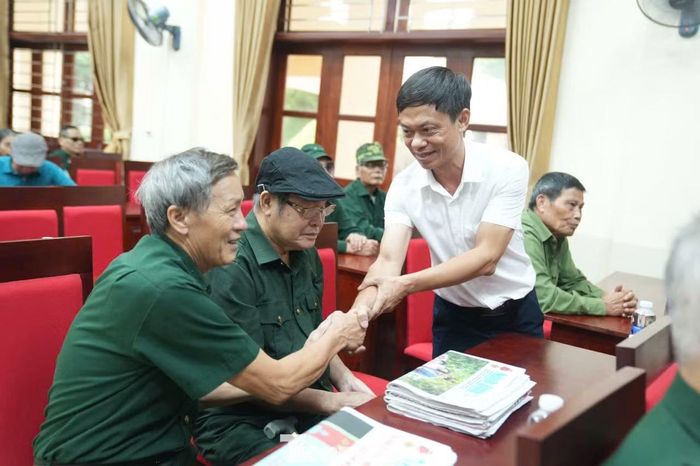 Trong không khí ấm áp, nghĩa tình, Nhà báo Trần Công Hùng cùng đoàn công tác ân cần thăm hỏi sức khỏe, động viên các thương binh, bệnh binh và cán bộ, nhân viên Trung tâm.