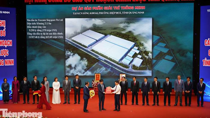 Lãnh đạo tỉnh Quảng Ninh trao quyết định chấp thuận chủ trương đầu tư cho 18 dự án.