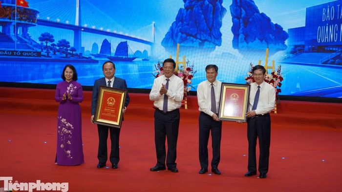 Bộ trưởng Bùi Hồng Minh trao quyết định cho lãnh đạo tỉnh Quảng Ninh.