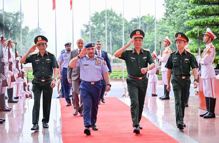 Thượng tướng Nguyễn Trường Thắng đón Trung tướng Ibrahim Nasser Mohammed Al Alawi tới dự hội đàm, tại trụ sở Bộ Quốc phòng Việt Nam.