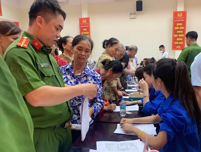 Đoàn viên thanh niên và lực lượng chức năng hoạt động tại chương trình. Ảnh: ĐXTH