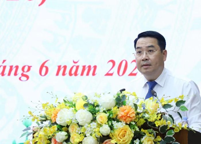 Chủ tịch UBND tỉnh Lào Cai phát biểu tại kỳ họp.