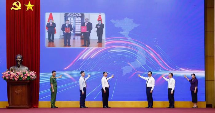 Các đại biểu công bố hệ thống truy xuất nguồn gốc nông sản chính thức hoạt động.