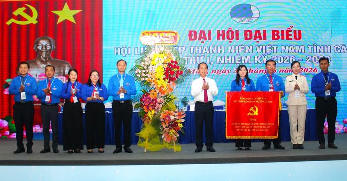 Tỉnh ủy Cà Mau trao tặng tuổi trẻ tỉnh bức trướng mang dòng chữ: “ĐOÀN KẾT - BẢN LĨNH - KHÁT VỌNG - CỐNG HIẾN”.