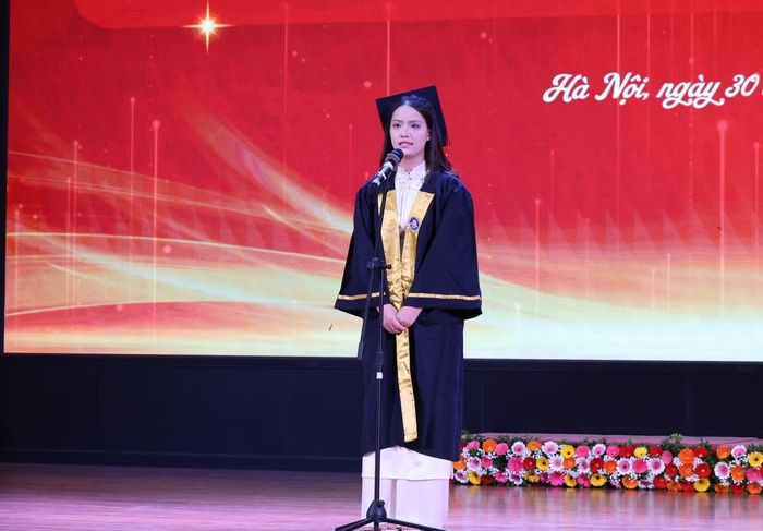Phùng Nguyễn Ngọc Anh phát biểu tại lễ tốt nghiệp.