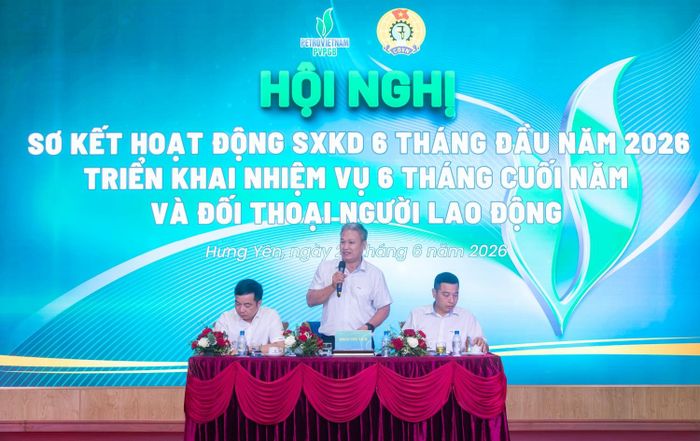 Đoàn chủ tịch điều hành hội nghị.